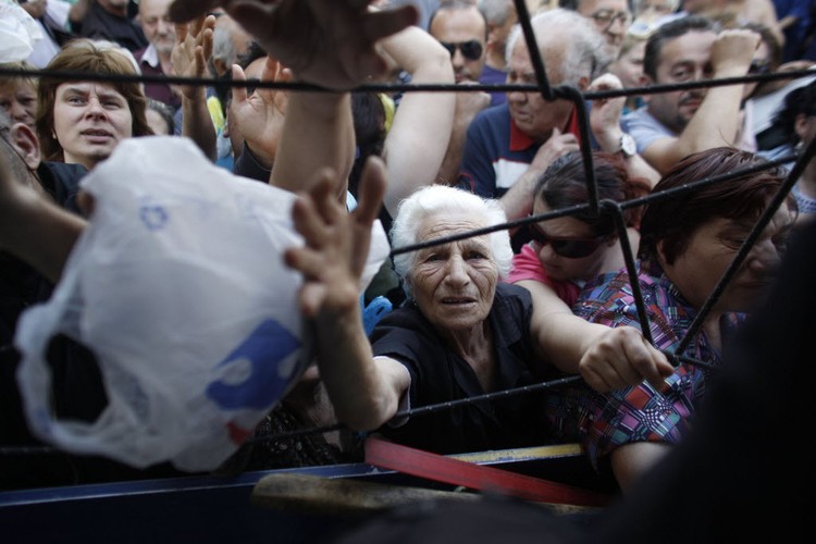 Protesty na ulicach Aten to już niemal codzienność, podobnie jak bezdomni śpiący w kartonach – donoszą co jakiś czas międzynarodowe media. Bezrobocie stale rośnie. Od 2008 roku liczba pracujących zmniejszyła się o kilkanaście procent. W tym czasie Grecję opuściło 120 tys. specjalistów – lekarzy, informatyków i inżynierów. Obecnie stopa bezrobocia sięga 26,8 proc., a szacuje się że może sięgnąć 28 proc. Wśród młodych wynosi co najmniej dwa razy tyle. Przez ostatnie trzy lata parlament w Atenach przegłosował 6 dużych pakietów oszczędnościowych. Na czym dotąd oszczędzała Grecja?