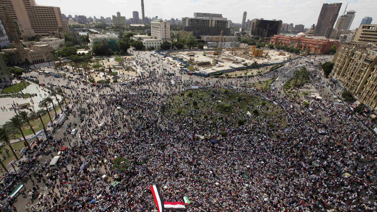 Tysiące ludzi demonstrowało dzisiaj na placu Tahrir w Kairze na rzecz jedności narodowej między muzułmanami i chrześcijanami po tym, jak w zeszłym tygodniu wskutek zamieszek na tle religijnym zginęło 15 osób. Manifestowano również poparcie dla Palestyńczyków.