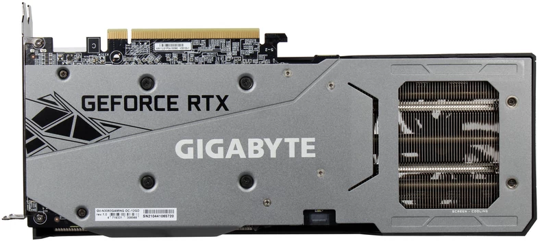 Gigabyte GeForce RTX 3060 GAMING OC – metalowy backplate karty wystaje dużo poza płytę PCB dzięki czemu usztywnia kartę i układ chłodzenia, a duży otwór na tyle nie ogranicza przepływu powietrza