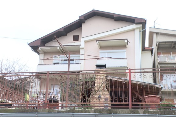 "Imanje deli sa majkom i bratom" OVO JE PORODIČNA KUĆA VOJINA ĆETKOVIĆA Komšije iz Kruševca otkrile sve: "Dolazi češće otkad mu je otac preminuo, bliznakinje su porasle" (VIDEO)