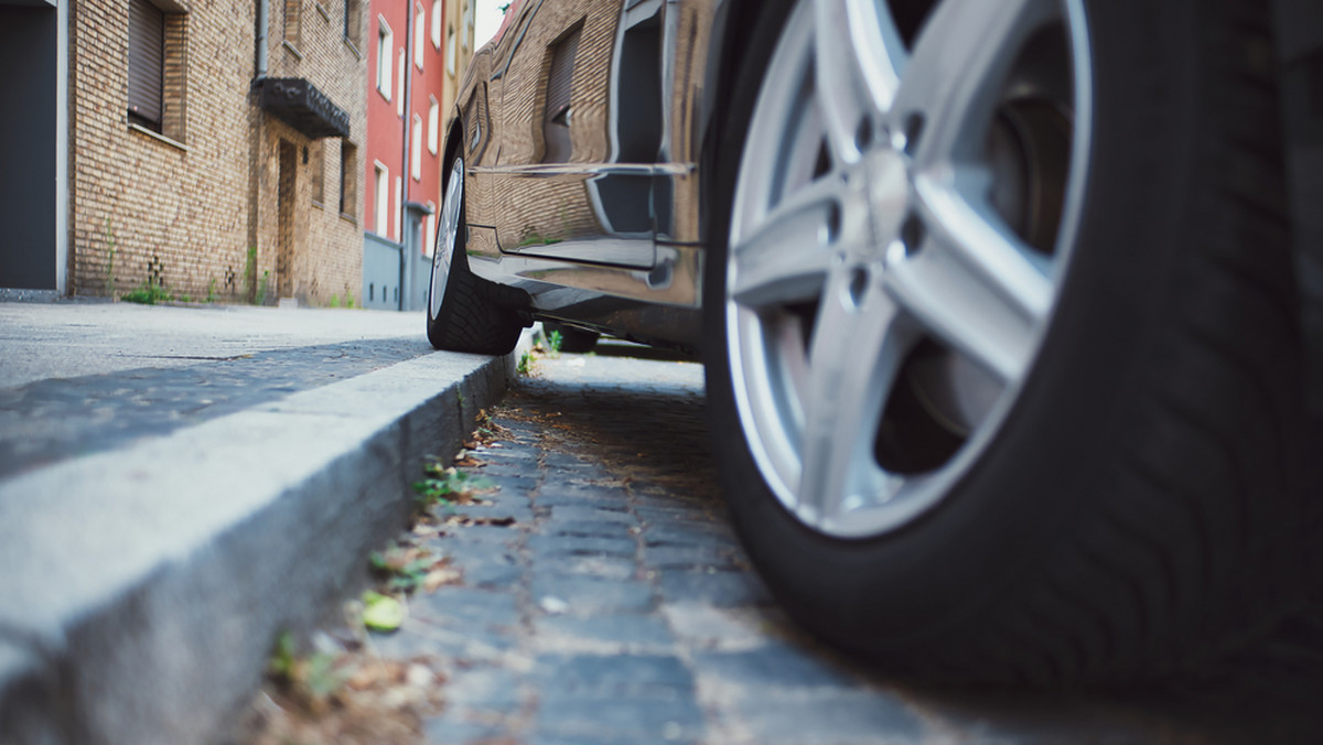 Od 1 stycznia przyszłego roku wzrosną stawki za korzystanie z miejskich parkingów w Bielsku-Białej. Wydłużono czas, w których kierowcy muszą płacić za postój. Urzędnicy tłumaczą podwyżkę potrzebą "pobudzenia rotacji parkujących pojazdów". Podwyżki zaakceptowała rada miejska.