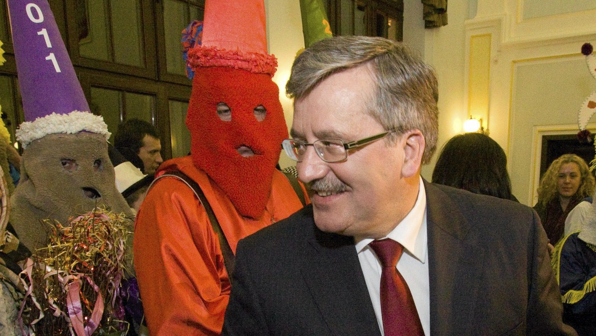 Prezydent Bronisław Komorowski skierował dzisiaj do Trybunału Konstytucyjnego ustawę o racjonalizacji zatrudnienia w państwowych jednostkach budżetowych, która zakłada zwolnienie 10 proc. pracowników w latach 2011-13 - poinformowała Kancelaria Prezydenta.