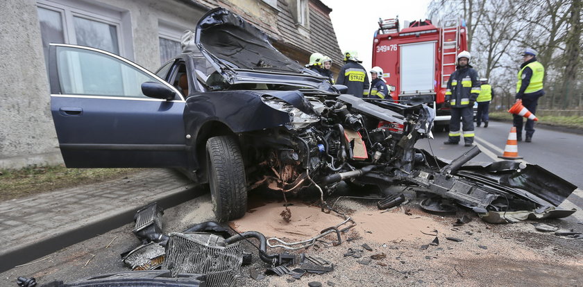 Auto wbiło się w dom. Pasażerka trafiła do szpitala