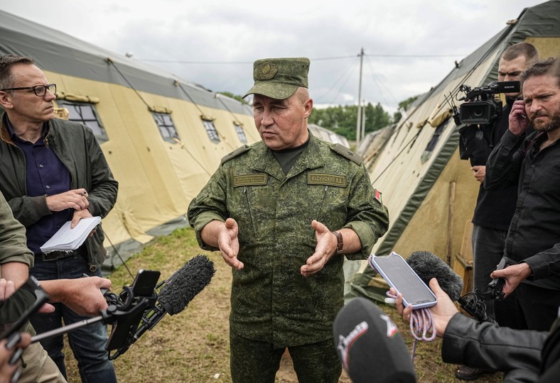 Białoruski generał dywizji Leonid Kasinski rozmawia z zagranicznymi dziennikarzami podczas wizyty w białoruskim obozie wojskowym w pobliżu wsi Cel, około 90 km na południowy wschód od Mińska, Białoruś, 7 lipca 2023 r.