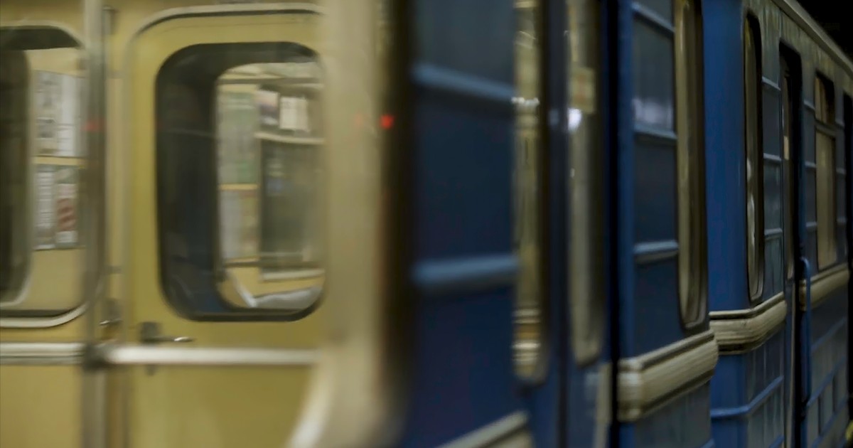 A metró padlóján szülte meg gyermekét egy fiatal nő, akiről így derült ki, hogy hónapok óta eltűntként keresik