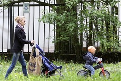 Gwiazda "Szpilek na Giewoncie" uczy syna jeździć na rowerze