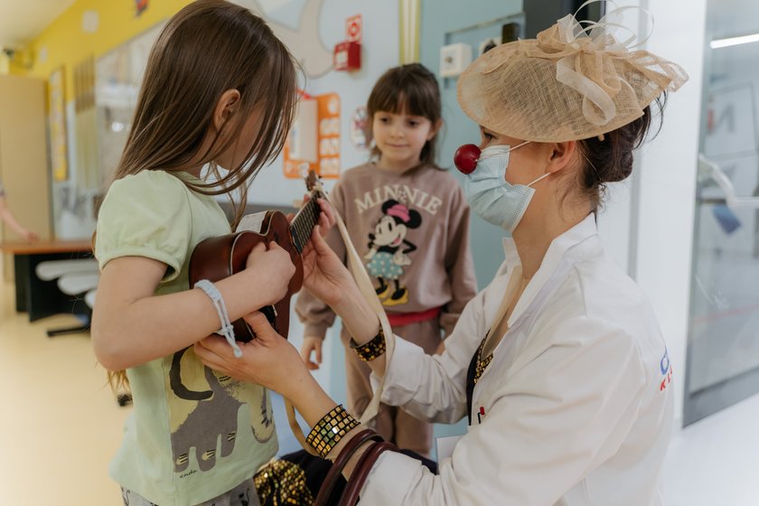 Klowni medyczni często przynoszą ze sobą na oddział małe instrumenty muzyczne.