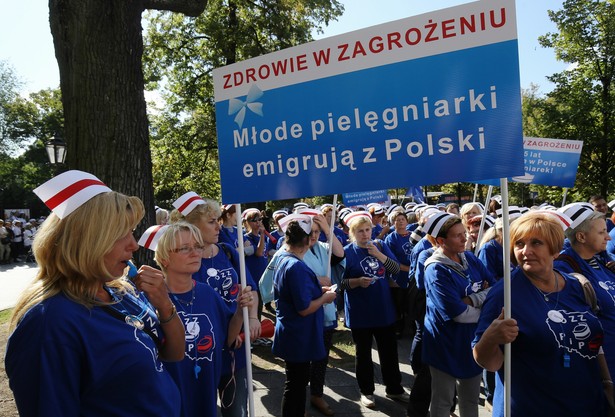 Protest pielęgniarek i położnych w Warszawie. Domagają się podwyżek