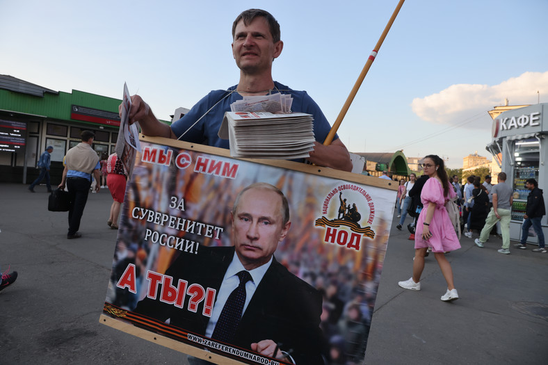 Gdy opozycyjny protesty są zabronione, na ulicach Moskwy trwają propagandowe demonstracje