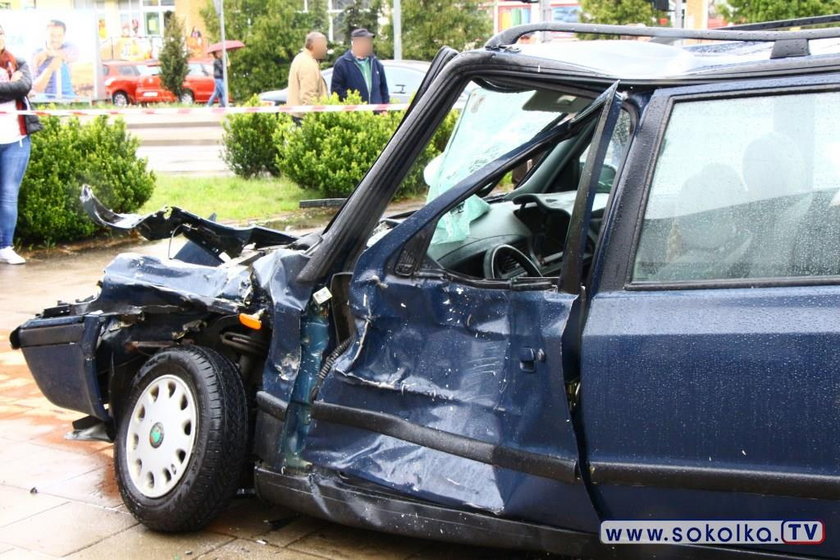 Groźny wypadek w Sokółce. Strażacy uderzyli w dom