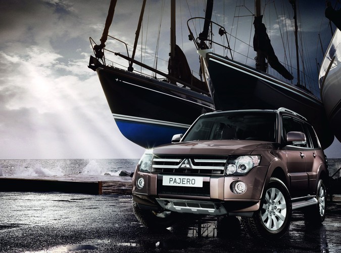 Inżynierowie Mitsubishi porządnie pomajstrowali w turbodieslu - zmiany objęły głowicę, tłoki, korbowody, zawory, turbosprężarkę, pompę oleju, układ wtrysku paliwa oraz komputer sterujący pracą silnika. Efekt? Wzmocnione o 30 KM pajero to 200 KM i 441 Nm