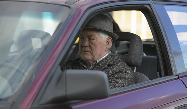Stariji čovek za volanom