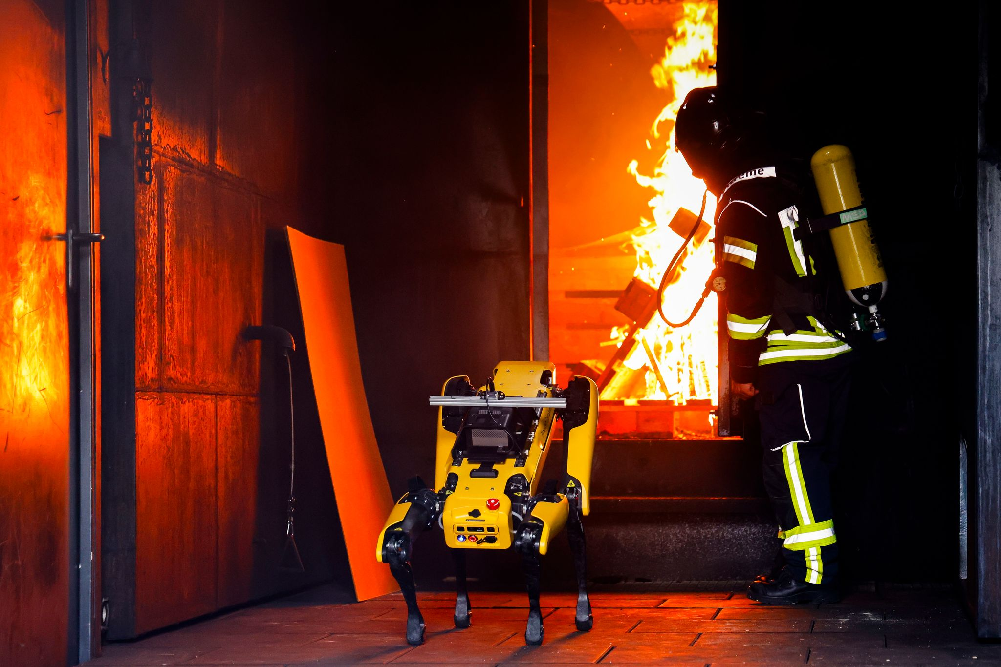 Roboter trainiert Brandbekämpfung - würde selbst verbrennen