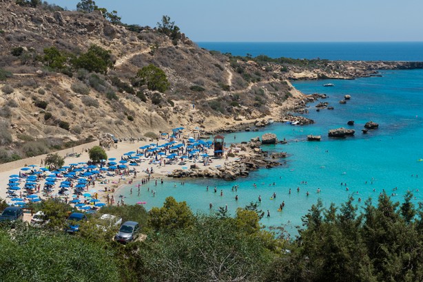 Jesień nie jest złą porą na plażowanie.