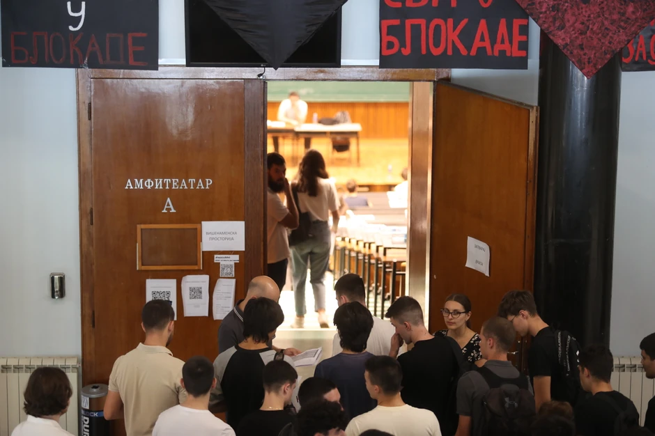 Ulazak budućih studenata u amfiteatar za polaganje prijemnog