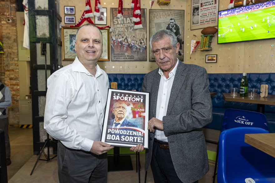 Fernando Santos otrzymał od redaktora naczelnego Pawła Wołosika pamiątkową okładkę "Przeglądu Sportowego"