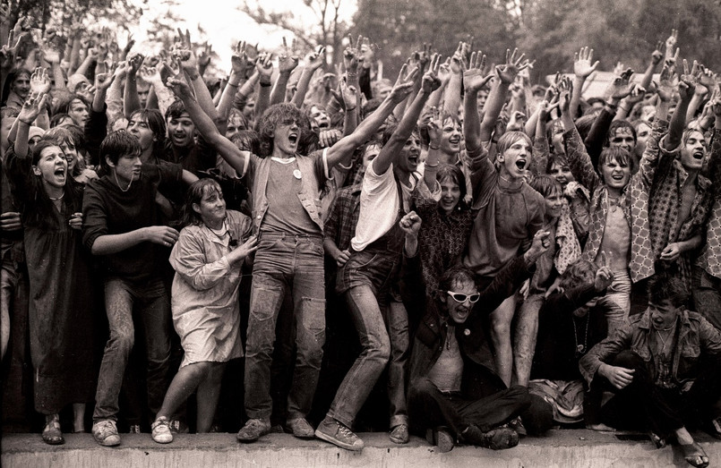 Pogo pod sceną, glany na nogach i kolorowe irokezy – bez nich trudno wyobrazić sobie najsłynniejszy z polskich festiwali rockowych. Jarocińskie rockowiska poprzedziły organizowane przez całą dekadę lat 70. Wielkopolskie Rytmy Młodych. Początkowo były to imprezy o zasięgu lokalnym. W 1973 roku po raz pierwszy zaproszono także zawodowych muzyków – zespół Anawa.
