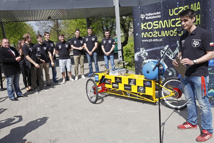 Prezentacja Pneumobil - pojazdu pneumatycznego konstrukcji zespołu 'Tech No Logic'<br>Na zdjęciu koordynator projektu, student Politechniki Białostockiej - Michał Jaźwiński (P)<br><br>fot. (ar/mr) PAP/Artur Reszko