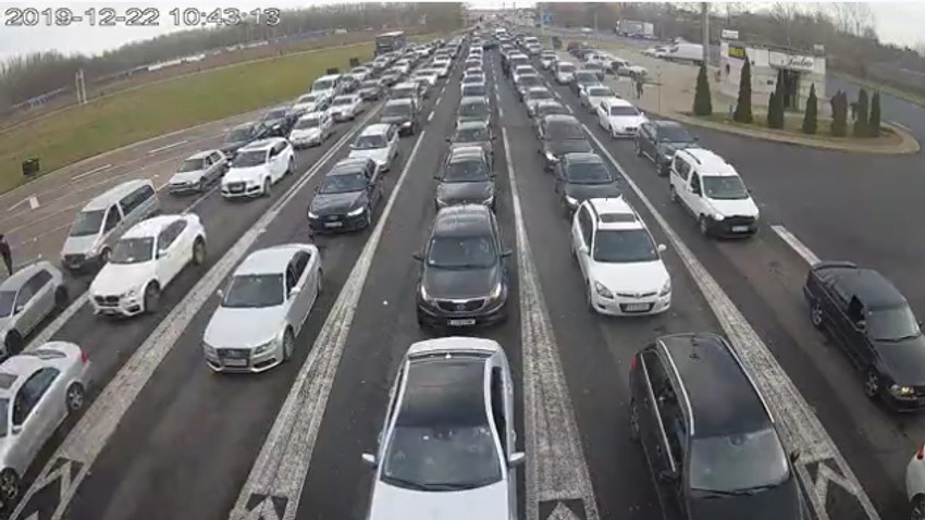 Na Horgošu na ulasku u Srbiju putnici čekju oko sat vremena