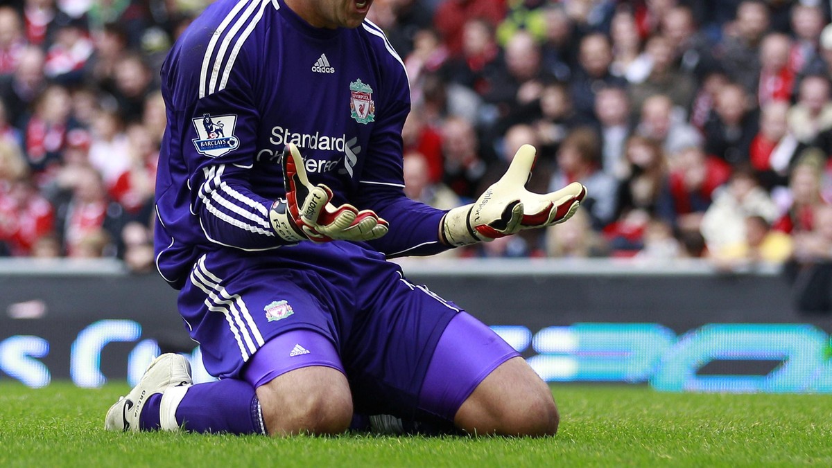 Angielska prasa w ostatnich miesiącach spekulowała, że Pepe Reina może odejść z Liverpoolu. - Nie ogłaszam, że pożegnam się z klubem. Jest mi w nim bardzo dobrze. Ale też nie przyrzekam dozgonnej miłości do tego klubu - stwierdził hiszpański bramkarz.