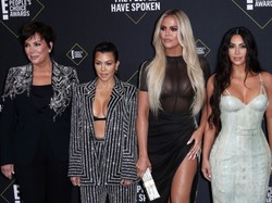 Siostry Kardashian "zaatakowały" biustami na gali People's Choice Awards 2019. FOTO