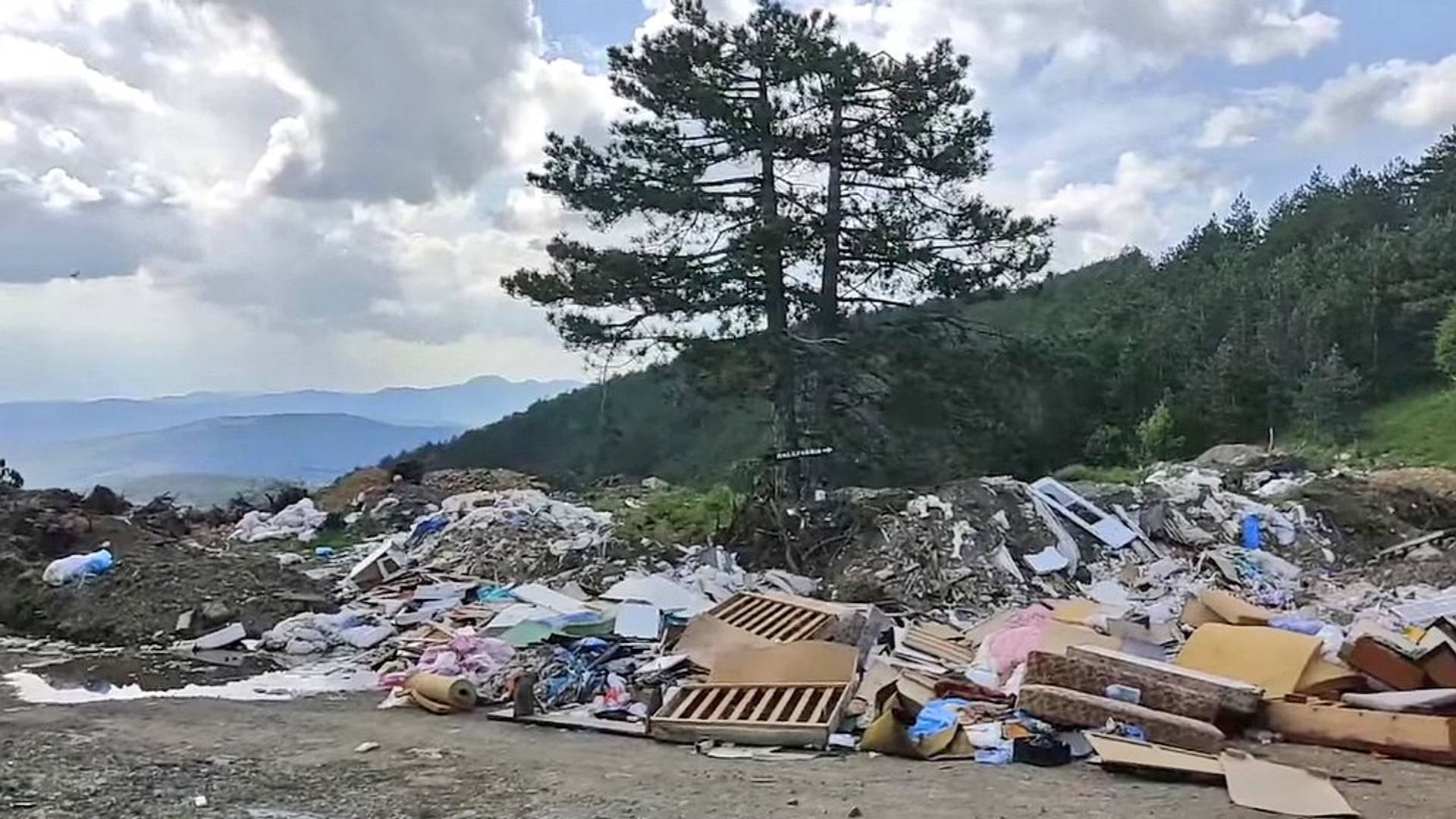 Na Divčibarama fali svega osim turista: Nema ni vode ni struje, a ulice su zatrpane smećem