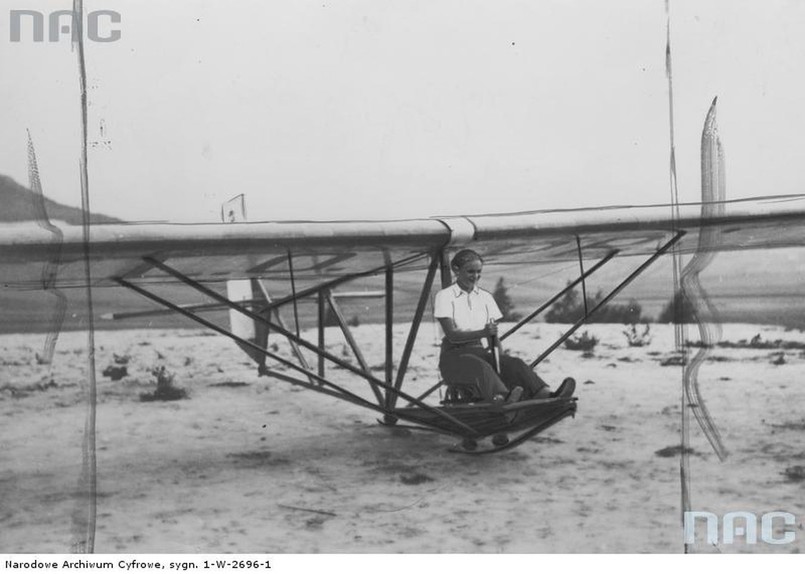 Jadwiga Piłsudska podczas ćwiczeń na szybowcu szkolnym "Wrona". Zdjęcie z roku 1937