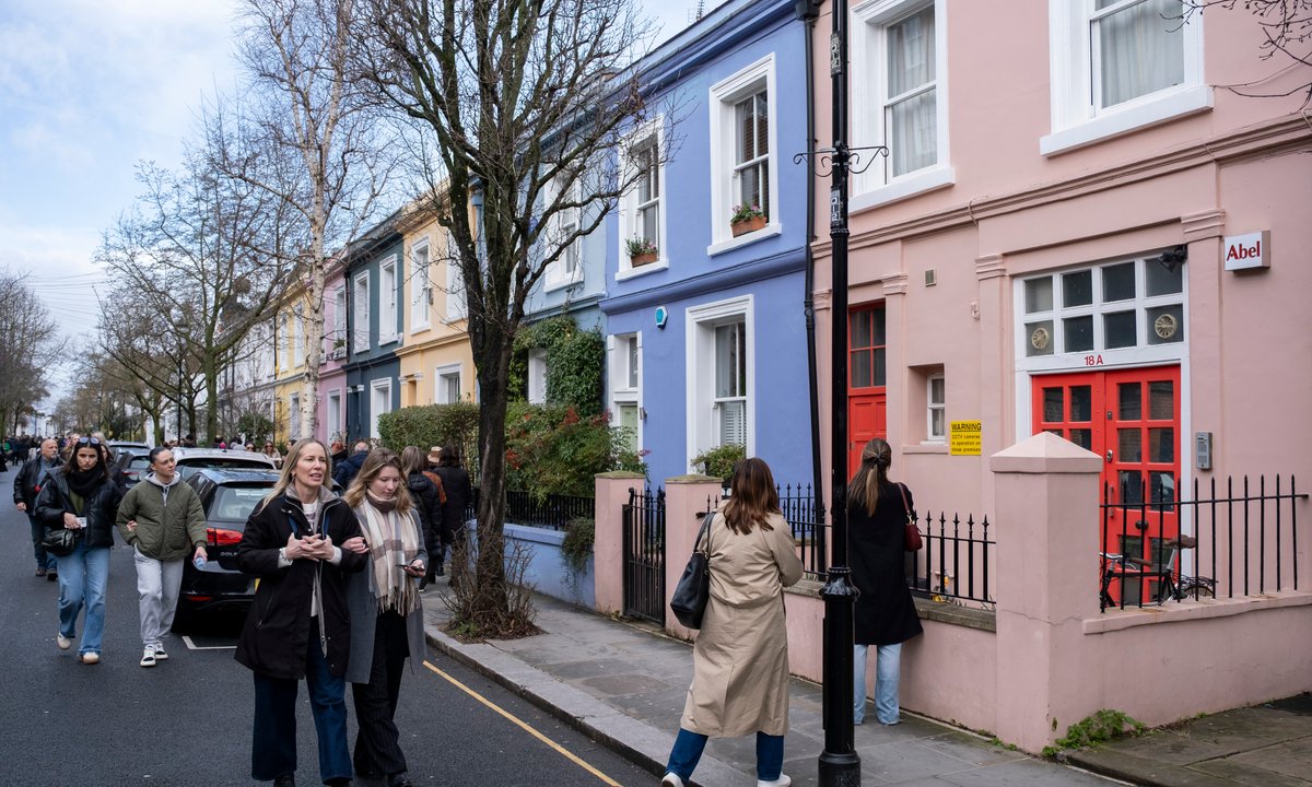 Przemalowują słynne domy w Notting Hill na czarno. Mieszkańcy mają dość influencerów