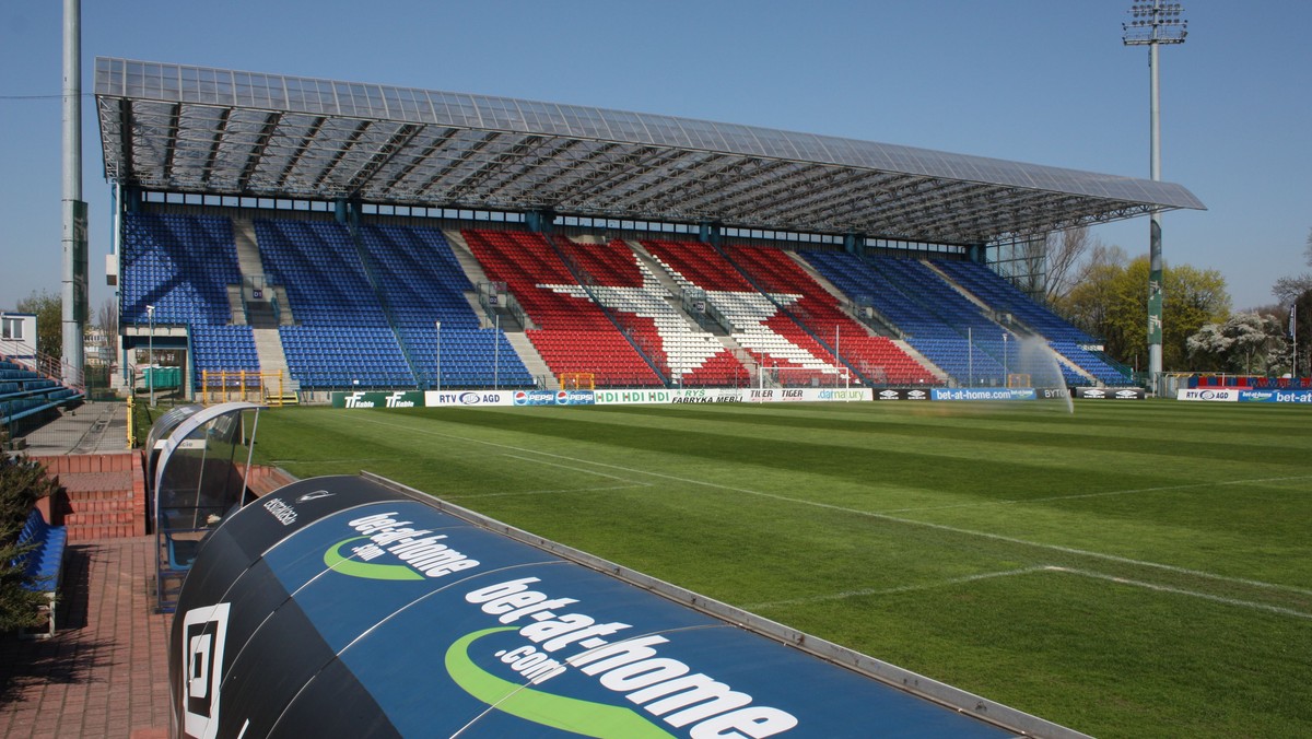 Internauci Onet.pl wybrali miasta, w których chcieliby obejrzeć mecze turnieju Euro 2012. Najczęściej wybieranymi opcjami były Kraków, Poznań i Chorzów. Warszawa, ze względu na konieczność bycia gospodarzem, nie wzięła udziału w sondzie. Łącznie oddano ponad 640 000 głosów.