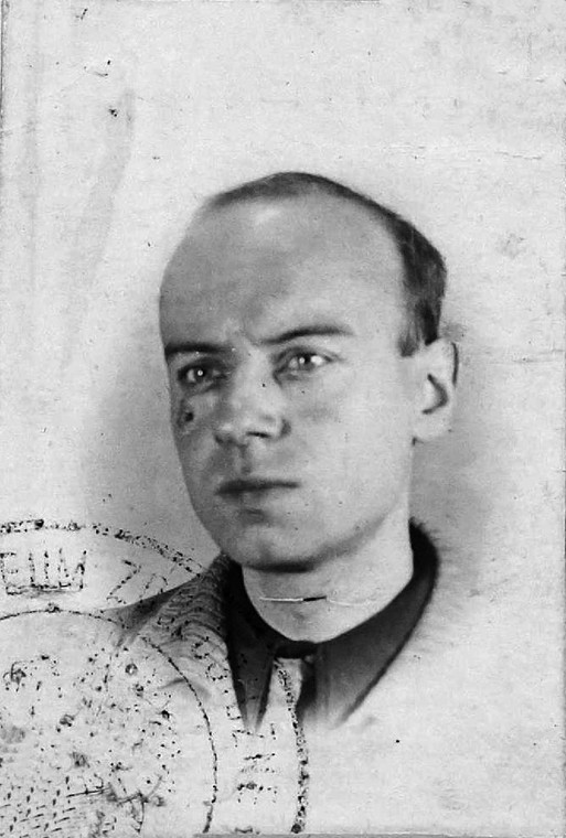 Fotografia legitymacyjna Kazimierza Tarwida z 1939 roku. Na fotografii widoczny fragment odcisku stempla: "[Muz]eum Zoologiczne"