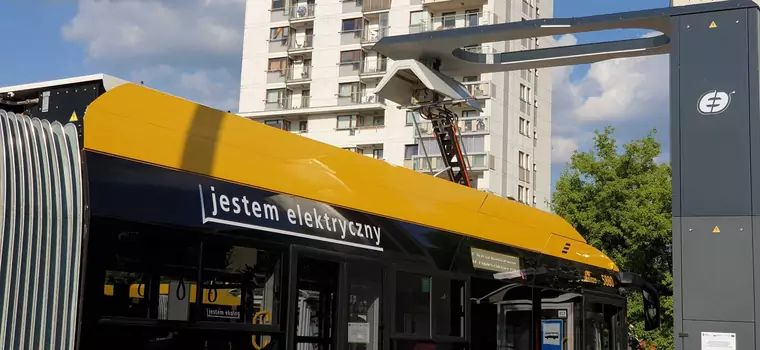 Elektryczny autobus zablokował ruch w Warszawie, bo... zabrakło mu prądu