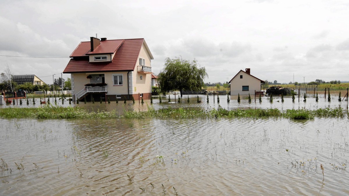 Powodzianie, którzy we wrześniu 2010 złożyli w krakowskim sądzie pozew zbiorowy o odszkodowanie, zmodyfikowali żądania pozwu. Obecnie nie domagają się pieniędzy, a jedynie stwierdzenia odpowiedzialności odszkodowawczej pozwanych instytucji.