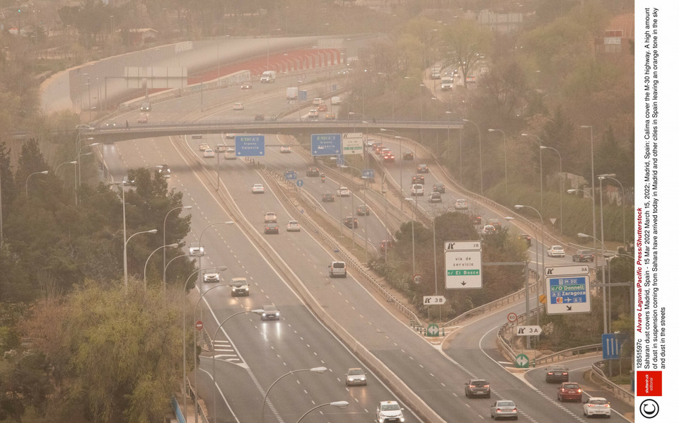 Pył znacząco ogranicza widzialność. Na fotografii Madryt 15 marca