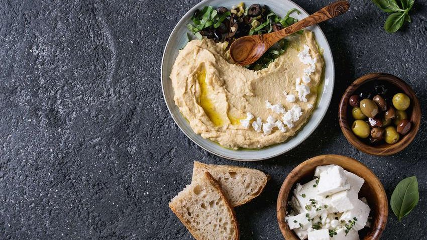 Hummus z suszonymi pomidorami i oliwkami - Adobe Stock - Natasha Breen