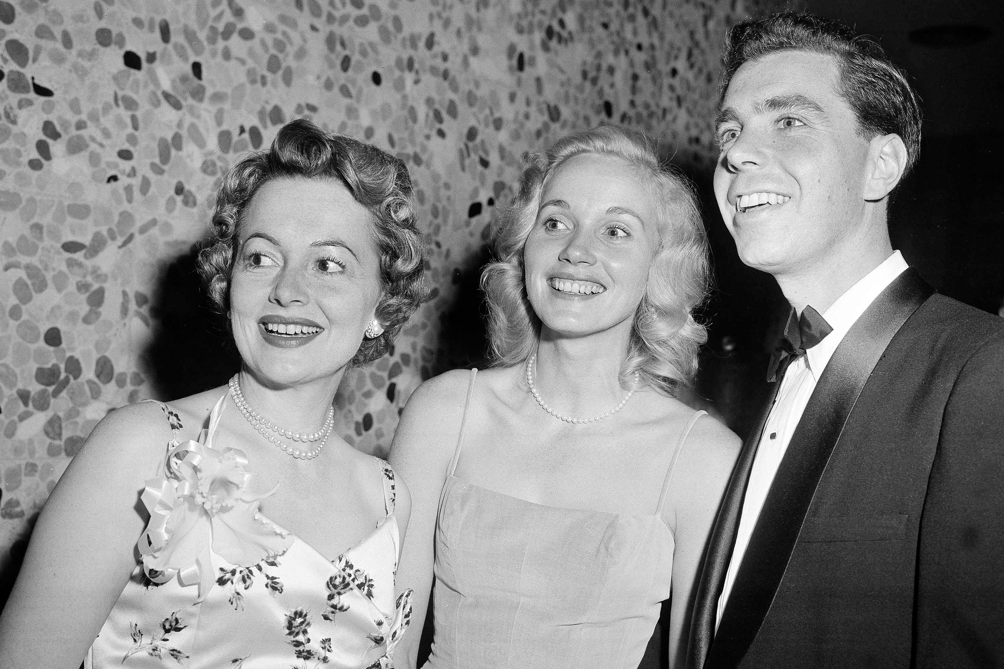 Zľava Olivia de Havilland, Eva Marie Saint and Jeffrey Hayden v roku 1957.