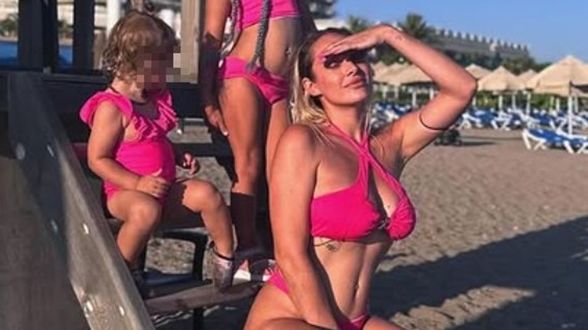 Luna Đogani na letovanju pozirala sa ćerkicama: Uparile se na plaži