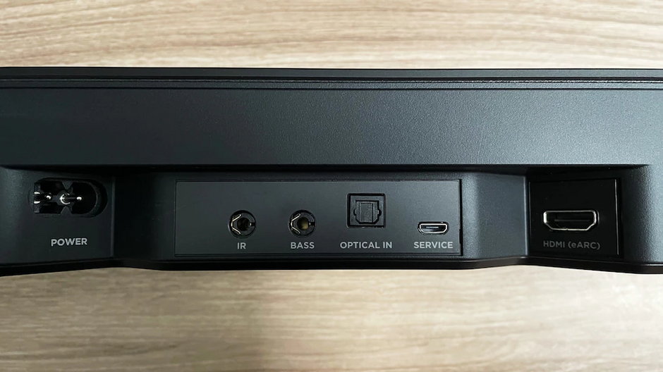 Bose opiera się na najważniejszych elementach połączeń: HDMI (eARC) i optycznym cyfrowym wejściu do podłączenia do telewizora, a także wyjściach dla akcesoriów