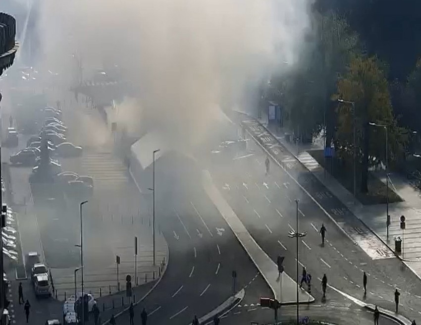 Gašenje požara ispred Skupštine