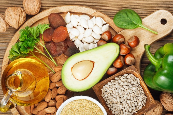 Milyen tünetek jelzik az E-vitamin hiányát, és mi utal a túladagolására?