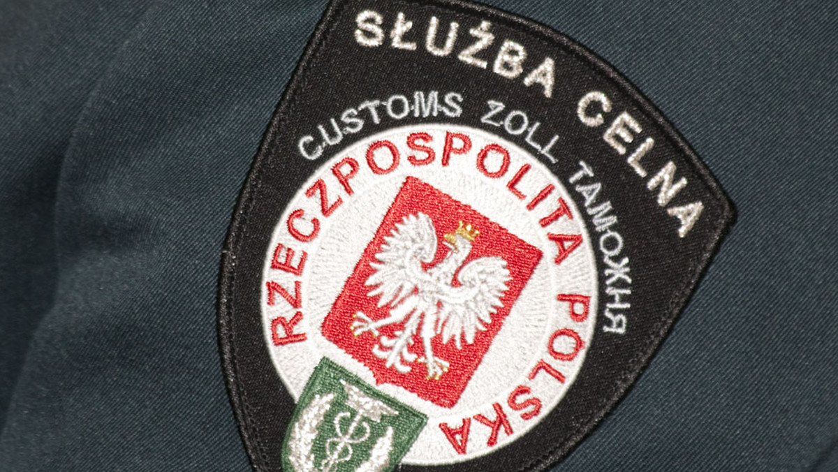 Olsztyńscy celnicy zatrzymali busa, którego kierowca przewoził niemal 2 tysiące litrów nielegalnego spirytusu.