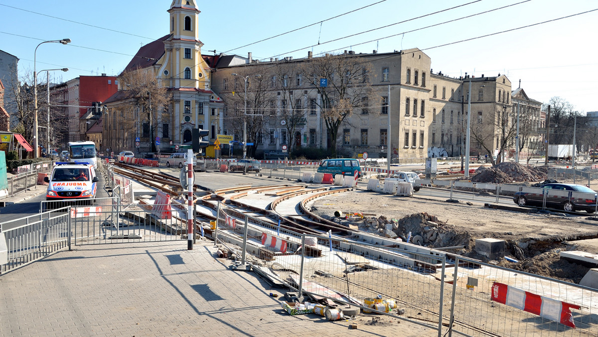 Torowisko na ulicy Pułaskiego zostanie oddane do użytku jeszcze przed EURO 2012. To dobra wiadomość dla wielu wrocławian korzystających z miejskiej komunikacji.