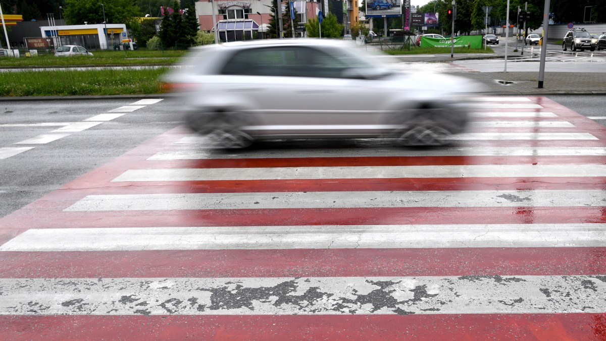 Samochód pędzący przez przejście dla pieszych