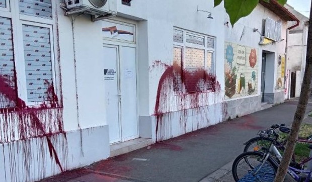 Vandalizovane prostorije SNS u Dobanovcima