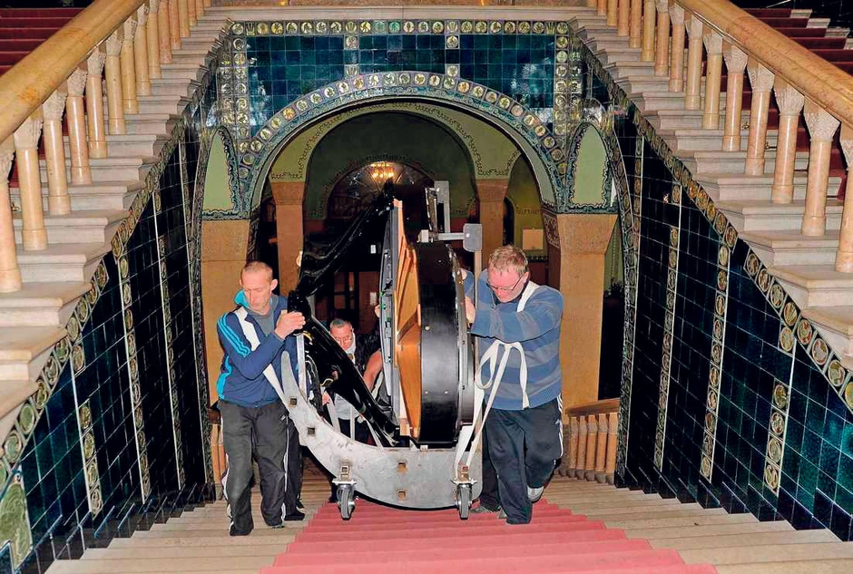 Pazili na svaki detalj da ne oštete klavir