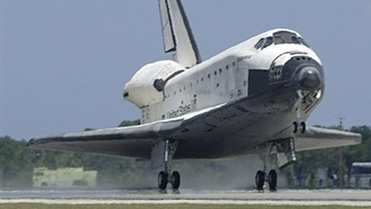 US SPACE SHUTTLE ENDEAVOUR - LANDING IN FLORIDA
