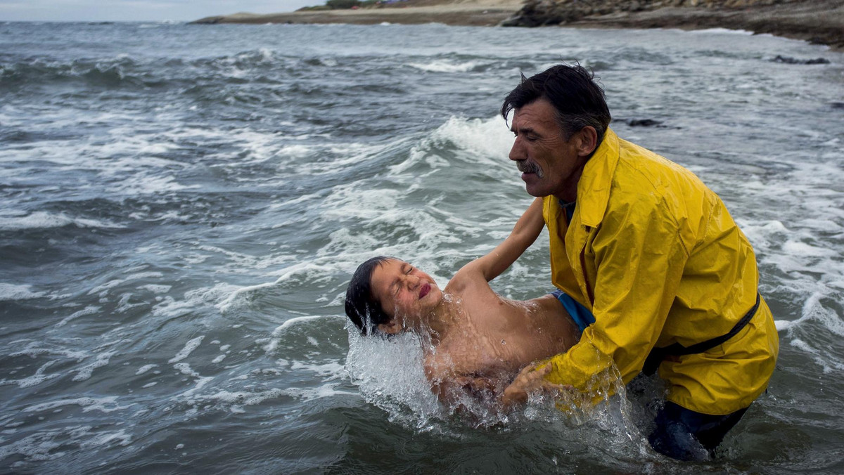 W portugalskim Esposende od kilkunastu dekad kultywowany jest zwyczaj zanurzania dzieci w oceanie na zakończenie wakacji. Nazywana "świętą" kąpiel w zimnej wodzie ma, zgodnie z legendą, uwalniać od zła, chorób i problemów.