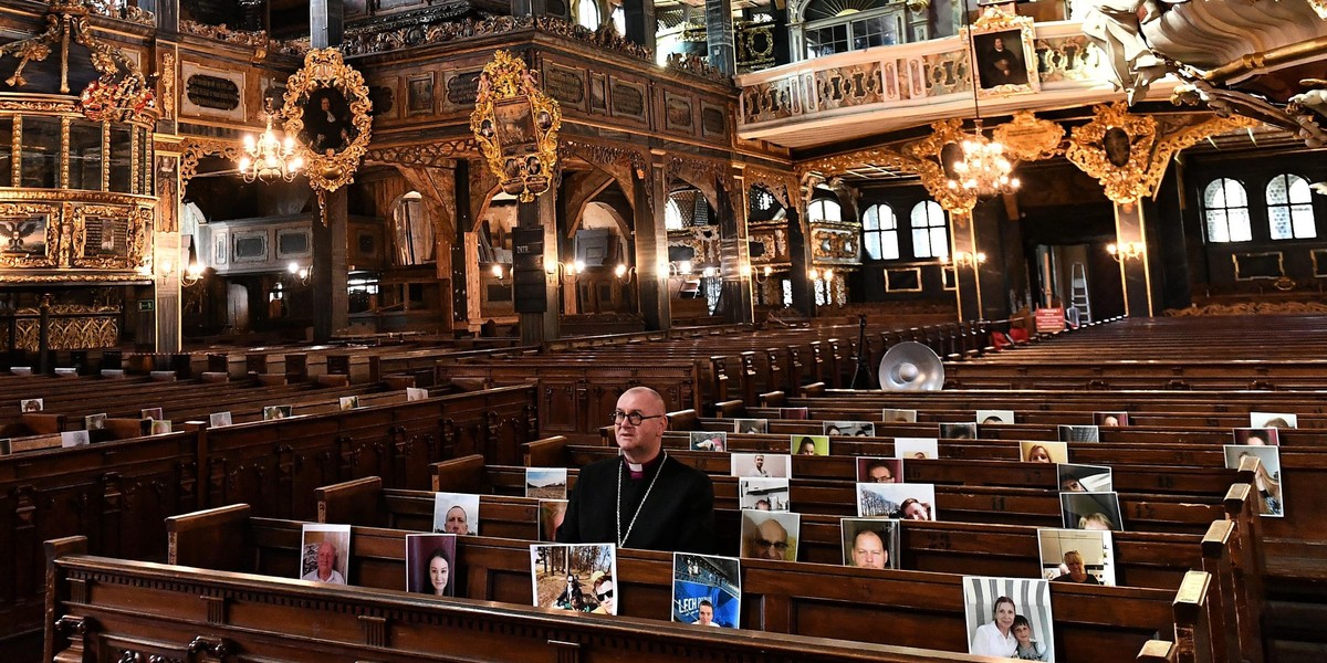 Puste ławki w kościołach z powodu koronawirusa. Ksiądz postanowił je zapełnić