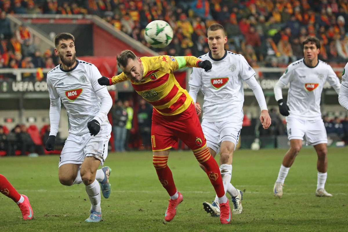 Piłkarz Jagiellonii Białystok Jesus Imaz (C) i Mateja Dordevic (L) z FK TSC Backa Topola podczas rewanżowego meczu barażowego o awans do 1/8 finału Ligi Konferencji