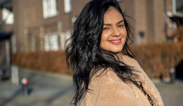 Azijatkinja u Evropi - ilustracija