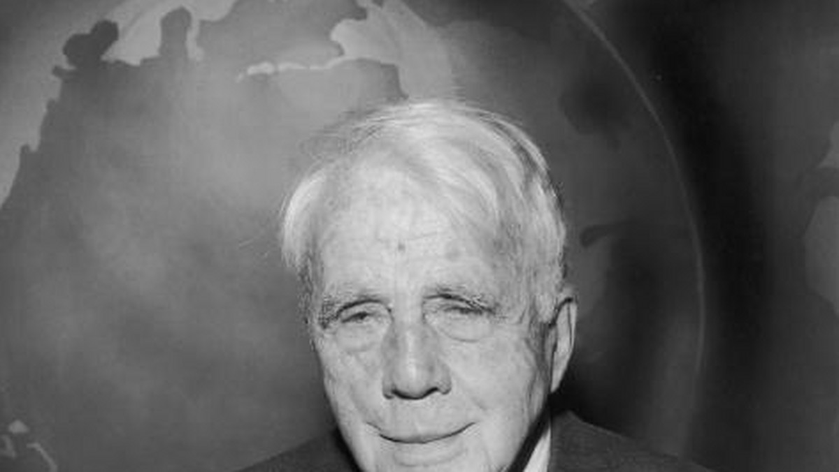 Jeden z najwybitniejszych amerykańskich poetów XX wieku, czterokrotny laureat nagrody Pulitzera, Robert Frost zmarł 50 lat temu w Bostonie. W swojej twórczości opisywał życie codzienne mieszkańców Nowej Anglii, wprowadzając do poezji język potoczny.